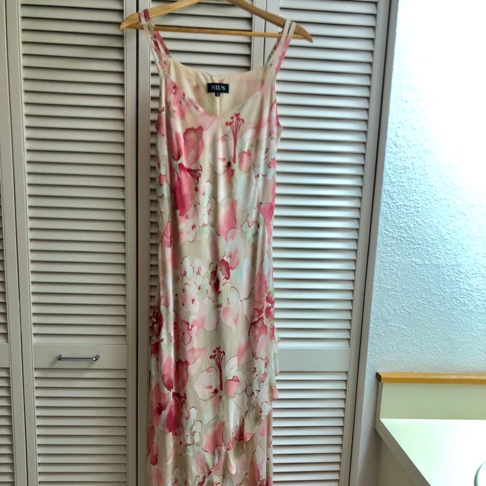Elegant long floral dress by Nil’s